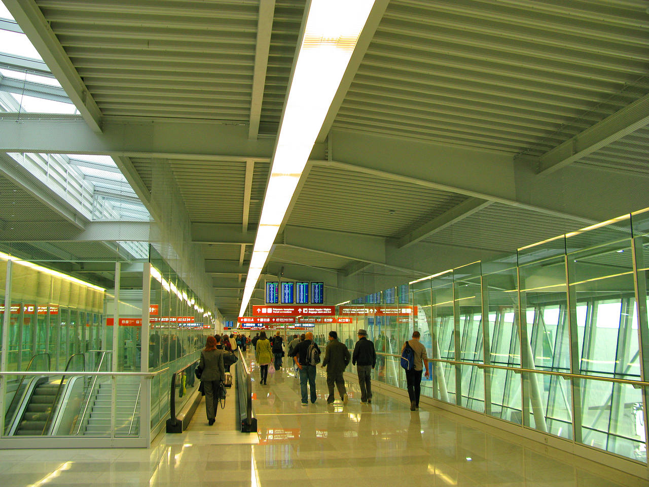 Flughafen Warschau Foto von Citysam  Blick in das Terminal 2